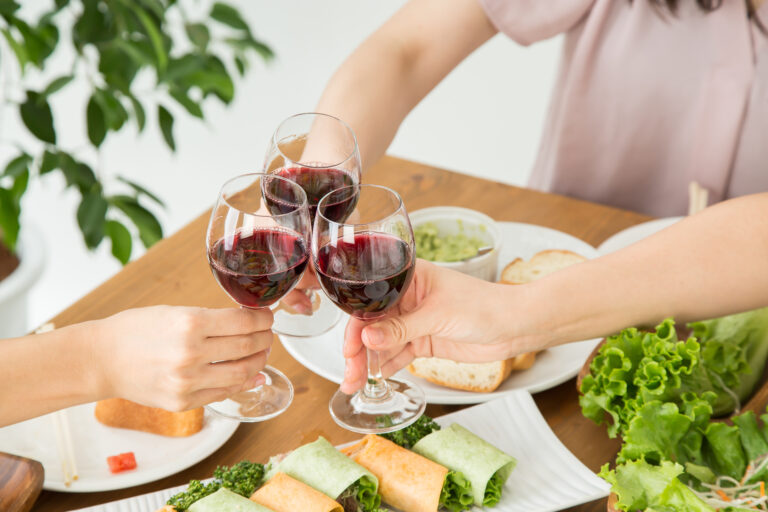 乾杯する女友達